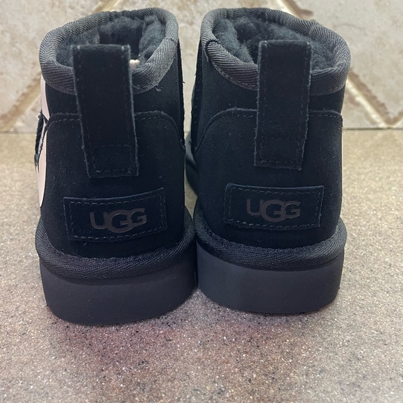 🆕 UGG Classic Ultra Mini Chopd, Black & White Size 8 - Picture 8 of 13